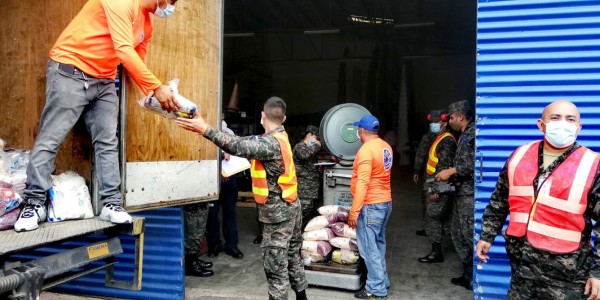 Autoridades hondureñas movilizan ayuda alimentaria para afectados por huracán Eta