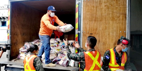 Autoridades hondureñas movilizan ayuda alimentaria para afectados por huracán Eta