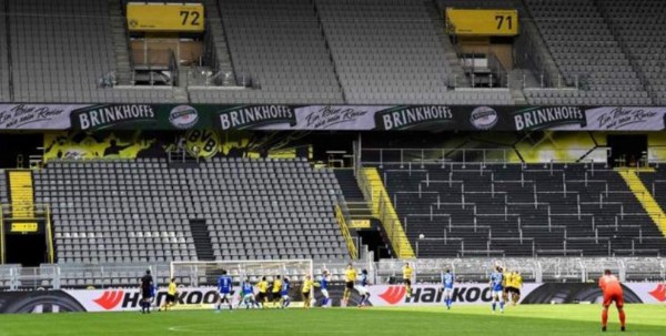 Con mascarillas y gradas vacías: 11 fotos del atípico regreso del fútbol