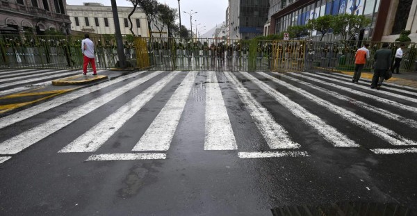 Perú: Calles desoladas tras decisión del presidente de cerrar el Congreso