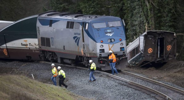 FOTOS: Así se descarriló un tren sobre una autopista al sur de Seattle