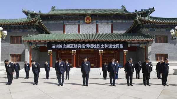 FOTOS: China rinde sentido homenaje a miles de víctimas del Covid-19