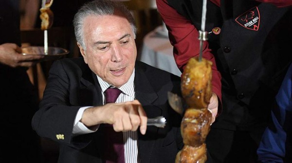 JOH, Mel y otros presidentes que se exhibieron comiendo en público