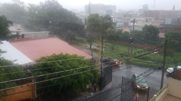 FOTOS: Lluvias dejan vehículos atrapados y convierten calles en ríos