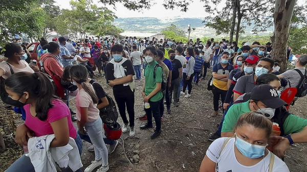 A caballo y en balsas, nicaragüenses cruzan hacia Honduras a vacunarse contra el covid-19