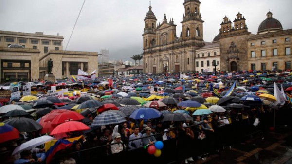  Efectúan protestas contra el gobierno de Santos en Bogotá y Medellín