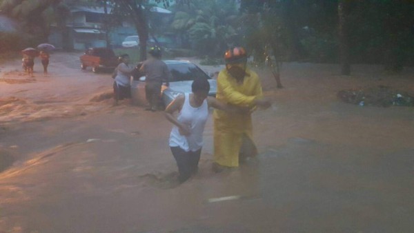 Dramáticas imágenes de las inundaciones en Roatán ante imparable lluvia