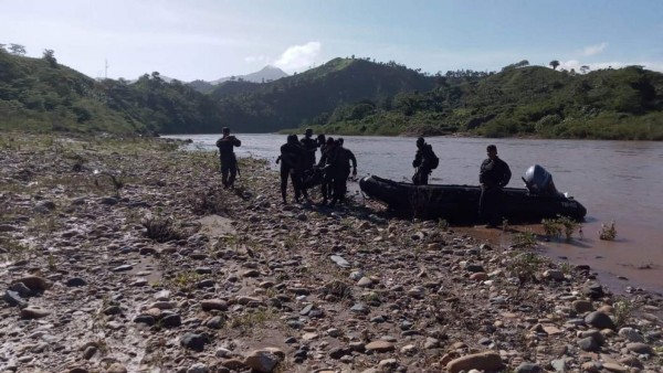 Por aire y río abajo, así fue la búsqueda de un militar y tres agentes de la ATIC que naufragaron en Colón (FOTOS)