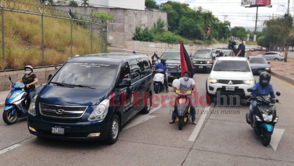 FOTOS: Con caravana dan último adiós al periodista David Romero Ellner