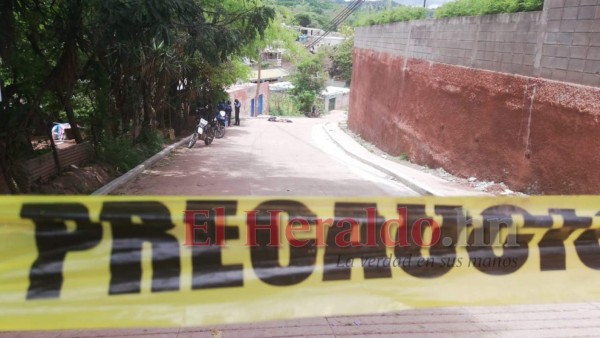 Dantescas fotos: en bolsas plásticas dejan tres cadáveres en plena vía pública