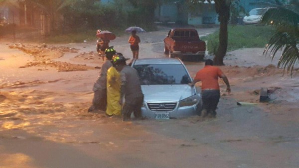 Dramáticas imágenes de las inundaciones en Roatán ante imparable lluvia