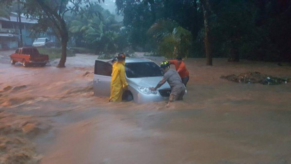 Dramáticas imágenes de las inundaciones en Roatán ante imparable lluvia