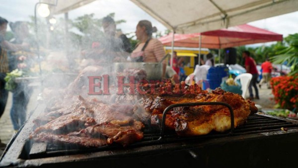 Exquisitas golosinas sacian el paladar de los aficionados que asistieron al duelo Real España vs Motagua