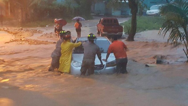 Dramáticas imágenes de las inundaciones en Roatán ante imparable lluvia