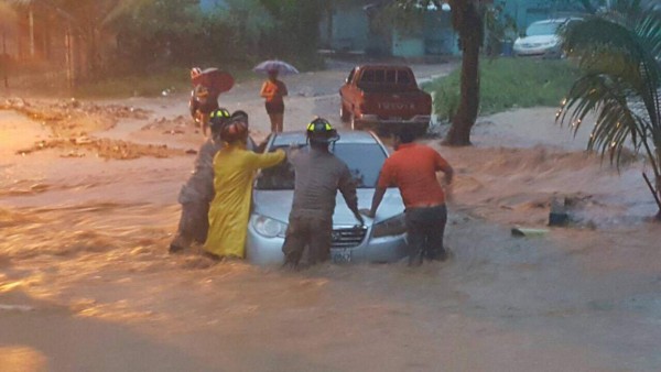 Dramáticas imágenes de las inundaciones en Roatán ante imparable lluvia