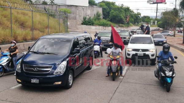 FOTOS: Con caravana dan último adiós al periodista David Romero Ellner