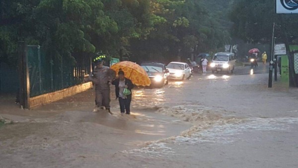 Dramáticas imágenes de las inundaciones en Roatán ante imparable lluvia