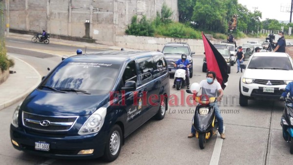 FOTOS: Con caravana dan último adiós al periodista David Romero Ellner