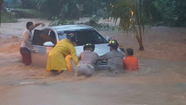 Dramáticas imágenes de las inundaciones en Roatán ante imparable lluvia