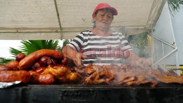 Exquisitas golosinas sacian el paladar de los aficionados que asistieron al duelo Real España vs Motagua