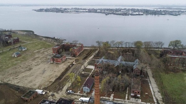 Covid-19: Impactantes fotos aéreas de la 'isla de los muertos' en Nueva York