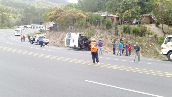 Al menos nueve heridos deja volcamiento de bus en carretera a Comayagua