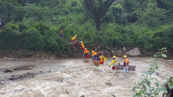 ¡Dispuestos a ofrendar su vida por Honduras! Imágenes de nuestros héroes afrontando el desastre Eta