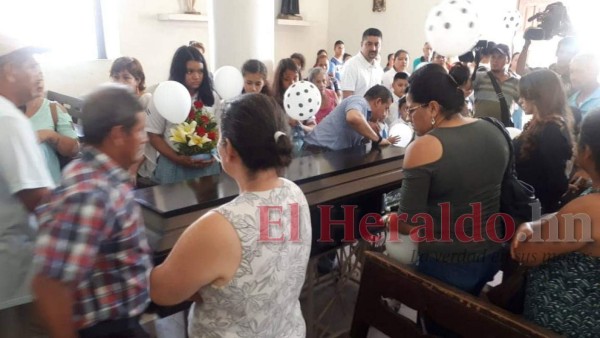 FOTOS: Doloroso entierro de nieto del exdiputado Carlos Interiano que murió de dengue grave