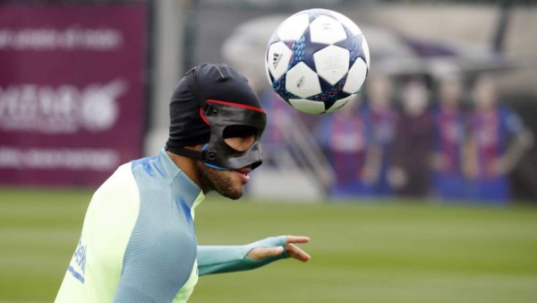 Al igual que el Choco Lozano, estos futbolistas han usado máscaras en un partido