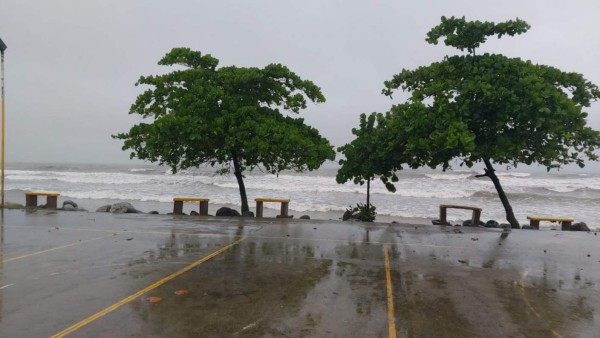 FOTOS: Desborde de ríos y aludes dejan lluvias por frente frío en Honduras