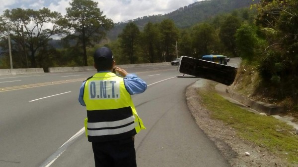 Al menos nueve heridos deja volcamiento de bus en carretera a Comayagua