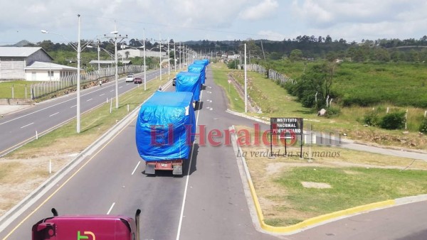 Así se realizó el traslado de los primeros módulos del hospital móvil de Tegucigalpa