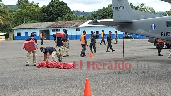 Compartimento falso y estampas de gallo: fotos del decomiso de droga en Atlántida