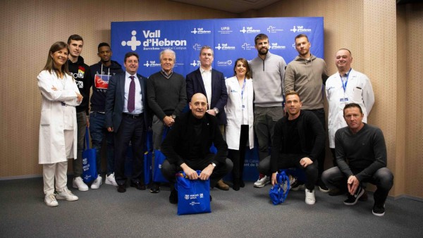 FOTOS: Jugadores del Barcelona se visten de Reyes Magos y visitan a niños en hospitales