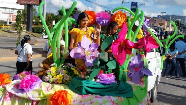 Escolares hondureños rinden homenaje a la Patria llenó de color y sonrisas  