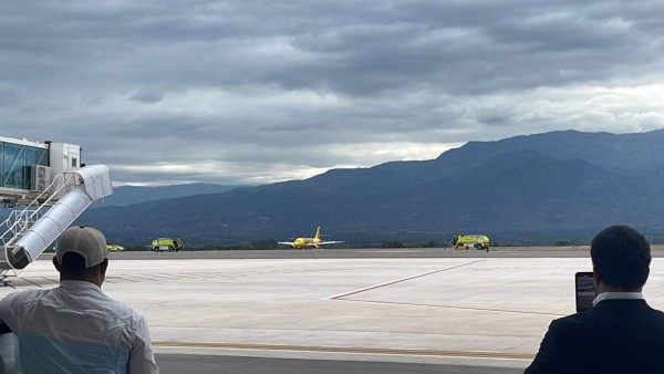 Expectación y algarabía: así fue la llegada del primer vuelo al aeropuerto de Palmerola