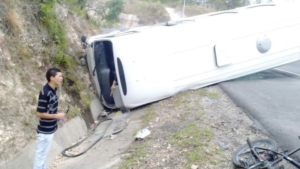 Al menos nueve heridos deja volcamiento de bus en carretera a Comayagua