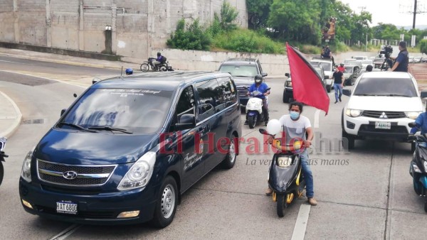 FOTOS: Con caravana dan último adiós al periodista David Romero Ellner