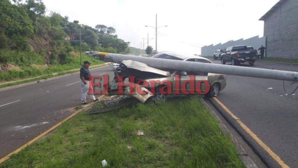 ¡Evitó atropellar un perro y chocó! Las imágenes que no vio del accidente en el anillo periférico