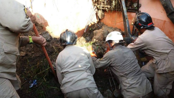 El dramático rescate de los cuerpos de madre e hijo soterrados en la capital de Honduras