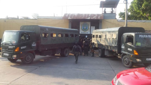 FOTOS: Así fue el traslado de reos de San Pedro hacia otras cárceles de Honduras