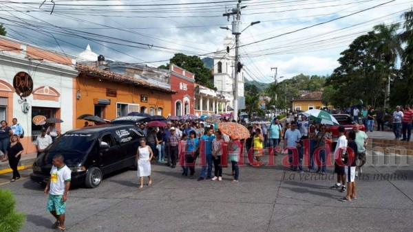 FOTOS: Doloroso entierro de nieto del exdiputado Carlos Interiano que murió de dengue grave