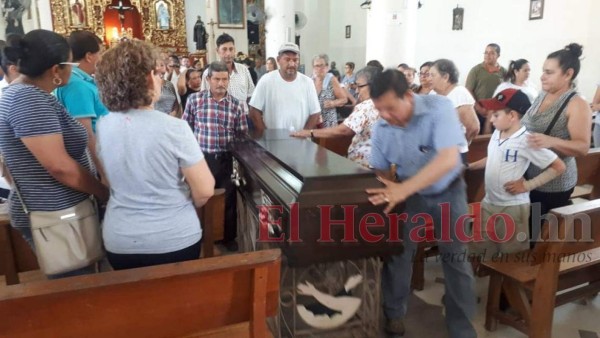 FOTOS: Doloroso entierro de nieto del exdiputado Carlos Interiano que murió de dengue grave