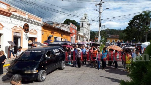 FOTOS: Doloroso entierro de nieto del exdiputado Carlos Interiano que murió de dengue grave