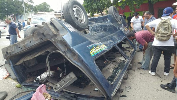 Un busito volcado y varios heridos: Las fotos del aparatoso accidente en SPS