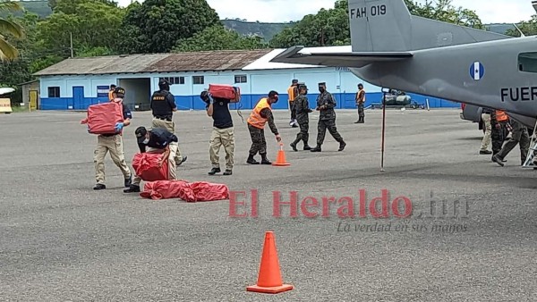 Compartimento falso y estampas de gallo: fotos del decomiso de droga en Atlántida