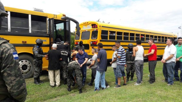 FOTOS: Así fue el traslado de reos de San Pedro hacia otras cárceles de Honduras