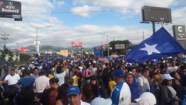 Nacionalistas marchan a favor de Juan Orlando Hernández bajo la consigna 'Victoria Total'