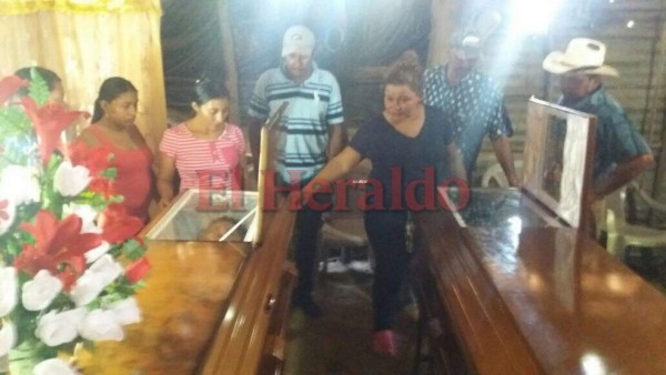 Así fue el último adiós a esposos que murieron soterrados en aldea El Guanacaste, Nacaome