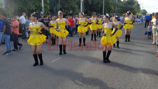 Escolares hondureños rinden homenaje a la Patria llenó de color y sonrisas  